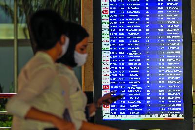 Papan layar pemberitahuan jadwal penerbangan di Terminal 2D dan 2E Bandara Soekarno Hatta, Tangerang, Banten, 10 JUni 2020. Tempo/Tony Hartawan