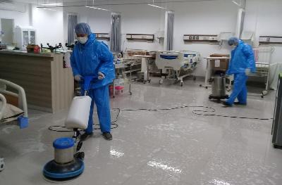 Petugas tengah membersihkan sebuah rumah sakit di Kota Bogor menggunakan disinfektan, 11 Juni 2020.  Tempo/M.A MURTADHO