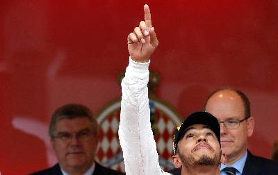 Lewis Hamilton saat menjuarai seri keenam F1 di Sirkuit Monte Carlo, Monaco. REUTERS/Eric Gaillard/File photo