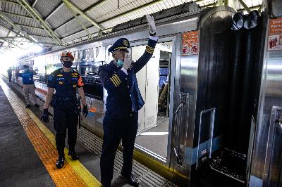 Petugas mengenakan masker di Stasiun Gambir, Jakarta, 12 Mei 2020. Tempo/Tony Hartawan