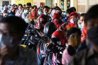 Ratusan orang antre dengan protokol COVID-19 saat mengurus perpanjangan Surat Ijin Mengemudi (SIM) di Pasar Tambak Rejo, Surabaya, Jawa Timur,9 Juni 2020. ANTARA/Didik Suhartono