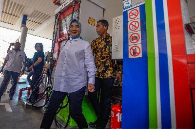 Direktur Utama PT Pertamina (Persero) Nicke Widyawati di Stasiun Pengisian Bahan Bakar Umum Pertamina di kawasan Rasuna Said,
Kuningan, Jakarta, 3 September 2018.
