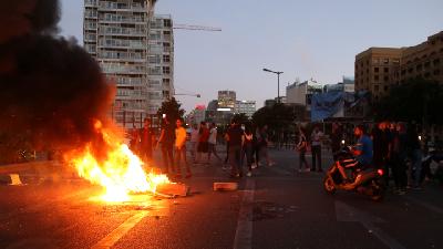 Demonstrasi berujung pembakaran akibat menurunnya mata uang pound Libanon, di Beiurt, Libanon, 11 JUni 2020. REUTERS/Issam Abdallah