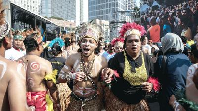Masyarakat Papua memakai pakaian adat dan menari dalam acara 'Yospan Papua' saat  di kawasan Bundaran HI, Jakarta,  September 2019. TEMPO/M Taufan Rengganis