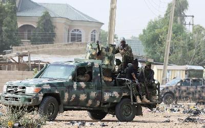 Tentara Nigeria mengamankan daerah dimdekat Maiduguri, Nigeria, 2019. REUTERS/Afolabi Sotunde