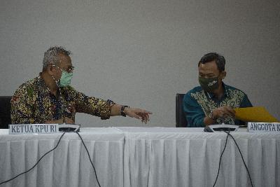 Ketua KPU Arief Budiman (kiri) dan Komisioner KPU Pramono Ubaid Tanthowi saat konferensi pers tentang Pilkada serentak di Gedung KPU, Jakarta, 12 Juni 2020. ANTARA/Aditya Pradana Putra