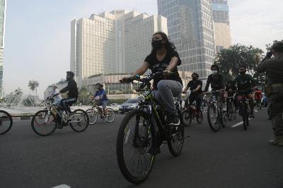 Warga bersepeda saat pemberlakuan pembatasan sosial berskala besar (PSBB) transisi di Bundaran HI, Jakarta, 14 Juni 2020.  TEMPO/Muhammad Hidayat