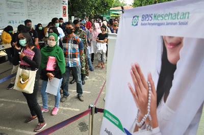 Sejumlah warga mengantre di kantor Badan Penyelenggaraan Jaminan Sosial (BPJS) Cabang Medan, Sumatera Utara, 14 Mei 2020.  ANTARA/Septianda Perdana