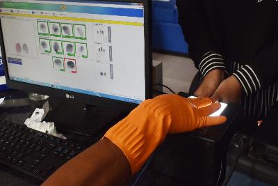 Petugas melakukan perekaman Kartu Tanda Penduduk (KTP) Elektronik di gedung pusat pelayanan publik Pemkab Madiun, Jawa Timur, 3 Juni 2020. Dewan Prioritaskan Pembahasan RUU Perlindungan Data Pribadi. ANTARA/Siswowidodo