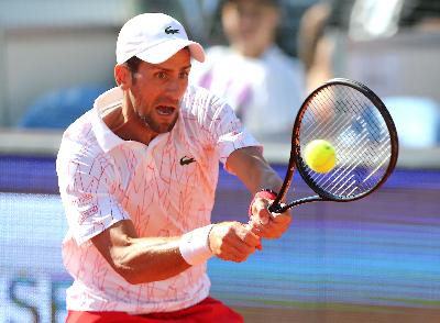 Novak Djokovic pada turnamen Adria Tour di Belgrade, Serbia, 14 Juni 2020.  REUTERS/Marko Djurica