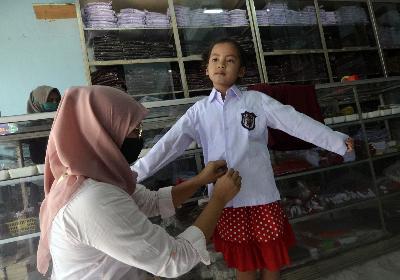 Calon pembeli mencoba baju seragam sekolah jelang tahun ajaran baru di Bandar Lampung, Lampung , 14 Juni 2020. ANTARA/Ardiansyah