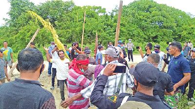 Representatives of indigenous  communities from Kobi, Kabauhari, Maneo, and Siliha block the road leading to Nusaina Agro Huaulu Manise’s oil palm factory in Siliha hamlet, Central Maluku Regency, Maluku, end of last April./Syahdan Fabanyo