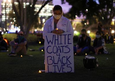 Protes rasisme di Los Angeles, California, Amerika Serikat, 15 Juni 2020. REUTERS/Lucy Nicholson