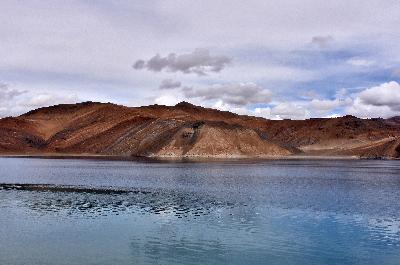 Danau Pangong Tso di Ladakh, India. REUTERS/Mukesh Gupta