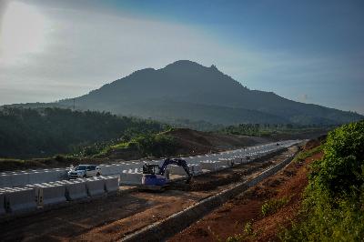 Pembangunan proyek Jalan Tol Cileunyi-Sumedang-Dawuan di Jatinangor, Kabupaten Sumedang, Jawa Barat, 16 Mei 2020. ANTARA/Raisan Al Farisi