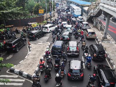 Arus lalu lintas mulai terlihat padat pada masa transisi di DKI Jakarta, 15 Juni 2020.  Tempo/Nurdiansah