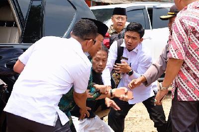 Menko Polhukam Wiranto (kedua kiri) diserang orang tak dikenal dalam kunjungannya di Pandeglang, Banten, 10 Oktober 2019. ANTARA/Dok Polres Pandeglang