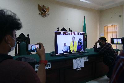 Tahanan politik Papua menjalani sidang daring beragenda pembacaan vonis atas kasus makar di Pengadilan Negeri Balikpapan, Kalimantan Timur, 17 Juni 2020. ANTARA/Maya