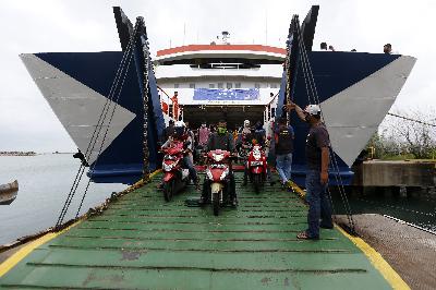 Penumpang dari pulau Weh Sabang turun dari kapal penyeberangan di pelabuhan Ulee Lheu, Banda Aceh, Aceh, 22 Mei 2020. ANTARA/Irwansyah Putra