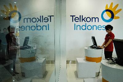 Aktivitas di Gerai Telkom Indonesia, Jakarta.  TEMPO/Imam Sukamto