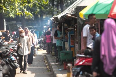 Suasana pedagang kaki lima kembali menjual makanan setelah dua bulan tutup di Kawasan Raden Fatah, Jakarta, 16 Juni 2020. Program pemulihan ekonomi belum menunjukkan optimal. TEMPO/Hilman Fathurrahman W