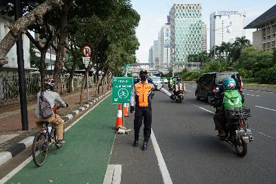 Pengguna sepeda melintas di jalur sepeda yang dibatasi traffic cone di Jalan Thamrin, Jakarta, 17 Juni 2020.  TEMPO/Muhammad Hidayat