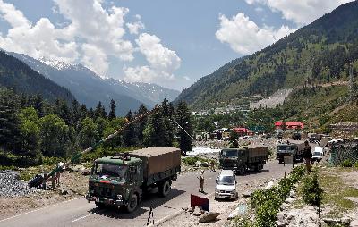 Truk-truk tentara India bergerak di sepanjang jalan raya menuju Ladakh, di Gagangeer di distrik Ganderbal di Kashmir, 17 Juni 2020. REUTERS / Danish Ismail