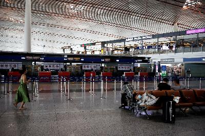 Para calon penumpang terlihat di terminal keberangkatan Bandara internasional Beijing, Cina, 17 Juni 2020, setelah sejumlah penerbang domestik dibatalkan untuk mencegah penyebaran Covid 19.  REUTERS/Carlos Garcia Rawlins