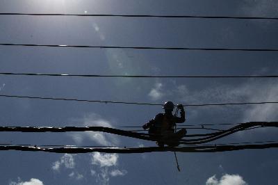 Pekerja memasang kabel empetik milik PLN di jalur aliran penghubung tiga kabupaten, Kendari, Sulawesi Tenggara, 10 Mei 2020. ANTARA/Jojon