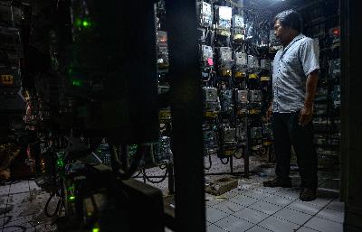 Warga memeriksa metering listrik  di Rumah susun Bendungan Hilir, Jakarta, 9 September 2019. Tempo/Tony Hartawan