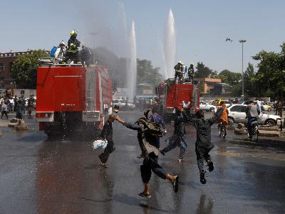 Petugas pemadam kebakaran menyiram disinfektan sepanjang jalan di ibu kota Afghanistan, Kabul, 18 Juni 2020, untuk menghindari penyebaran Covid-19. REUTERS/Mohammad Ismail