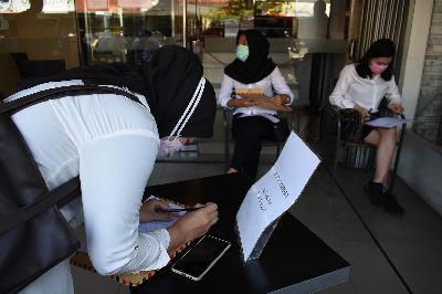 Pelamar mengisi formunlir lowongan kerja restoran cepat saji di Bandung, Jawa Barat, 18 Juni 2020. TEMPO/Prima Mulia