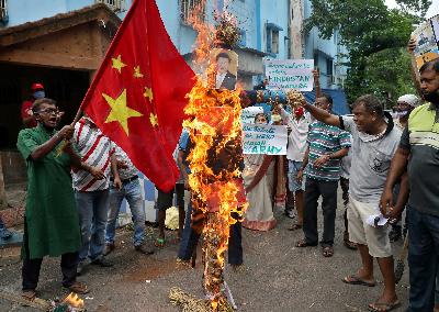 Pengunjuk rasa membakar poster Presiden Cina Xi Jinping di Kolkata, India, 18 Juni 2020. REUTERS/Rupak De Chowdhuri