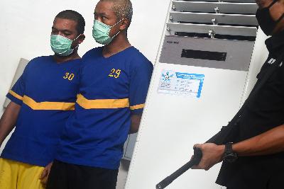 Personel BNN (Badan Narkotika Nasional) Provinsi Banten menjaga tersangka penyelundupan sabu 330 gram  YR sebagai kurir dan  IM sebagai pemilik yang juga warga binaan Lapas di Serang, Banten, 13 Mei 2020. ANTARA/Asep Fathulrahman