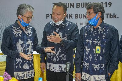 Direktur Utama PT Bank Bukopin Tbk. (BBKP) Rivan A. Purwantono (tengah) berbincang dengan Direktur Jong Hwan Han (kiri) dan Direktur Adhi Brahmantya setelah Rapat Umum Pemegang Saham Tahunan (RUPPST) di Jakarta, 18 Juni 2020. Tempo/Tony Hartawan