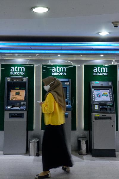 Suasana transaksi di Anjungan Tunai Mandiri PT Bank Bukopin Tbk. (BBKP) di Jakarta, 18 Juni 2020. Tempo/Tony Hartawan