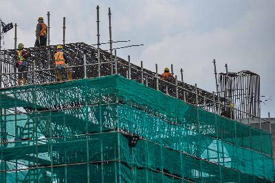 Pembangunan jalur kereta api cepat Jakarta-Bandung di kawasan Halim, Jakarta, 16 April 2020. Tempo/Tony Hartawan