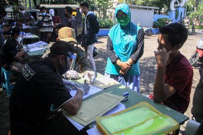 Warga terjaring razia pelanggar PSBB di Surabaya Raya, kawasan Pasar Larangan, Sidoarjo, Jawa Timur, 29 Mei 2020. ANTARA/Umarul Faruq
