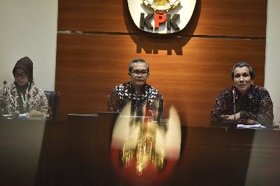 Wakil Ketua KPK Alexander Marwarta (tengah), Deputi Pencegahan KPK Pahala Nainggolan (kanan) dan Juru Bicara KPK Bidang Pencegahan Ipi Maryati, menyampaikan hasil kajian program kartu prakerja, di gedung Komisi Pemberantasan Korupsi, Jakarta, 18 Juni 2020. TEMPO/Imam Sukamto