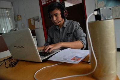 Peserta mengikuti ujian daring Program Pasca Sarjana Universitas Hasanuddin (Unhas) dari Manado saat mewabahanya Covid-19 di Sulawesi Utara, 11 Juni 2020. ANTARA/Adwit B Pramono