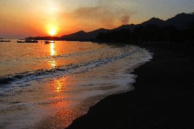 Matahari terbit di Pantai Pemuteran 2, Bali. Foto-foto: Ursula Yulita
