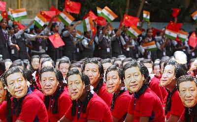 Ssiwa mengenakan topeng Presiden Cina  Xi Jinping saat menyambut pertemuan informal Perdana Menteri India Narendra Modi, di sekolah Chennai, India,10 Oktober 2019. REUTERS/P. Ravikumar