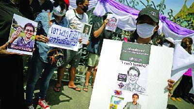 Sejumlah aktivis hak asasi manusia menuntut investigasi penculikan Wanchalearm Satsaksit, di Bangkok, Thailand, 12 Juni 2020. REUTERS/Athit Perawongmetha