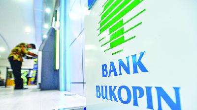 Nasabah melakukan transaksi pada anjungan tunai mandiri Bank Bukopin di Jakarta. Tempo/Tony Hartawan