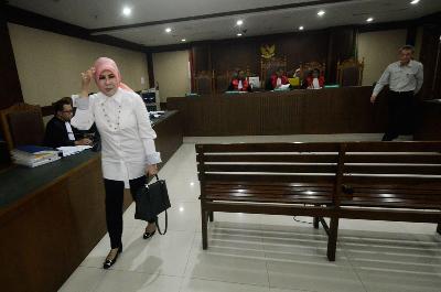 Istri mantan Sekretaris Mahkamah Agung, Nurhadi Abdurrachman, Tin Zuraida, memberikan keterangan sebagai saksi untuk terdakwa mantan petinggi Lippo Group, Eddy Sindoro (kanan), di Pengadilan Tindak Pidana Korupsi, Jakarta, 28 Januari lalu.