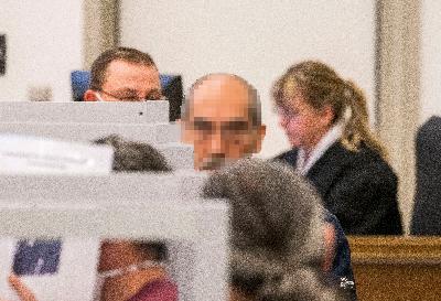 Terdakwa Suriah Anwar Raslan (tengah) dituduh melakukan kejahatan terhadap kemanusiaa di pengadilan, di Koblenz, Jerman, 4 Juni 2020.  Thomas Lohnes/Pool via REUTERS