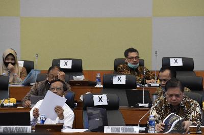 Menkopolhukam Mahfud MD (kiri) dan Menko Perekonomian Airlangga Hartarto saat rapat kerja bersama Badan Anggaran DPR di Kompleks Parlemen Senayan, Jakarta, 22 Juni 2020. ANTARA/Puspa Perwitasari