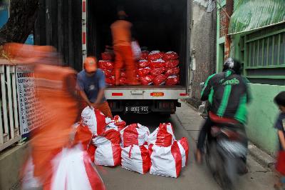 Petugas Penanganan Sarana dan Prasarana Umum (PPSU) melakukan bongkar-muat paket bantuan sosial dari Presiden RI tahap II di wilayah Rukun Warga (RW) 09, Kelurahan Pasar Minggu, Jakarta Selatan, 20 Mei 2020. TEMPO/Nita Dian