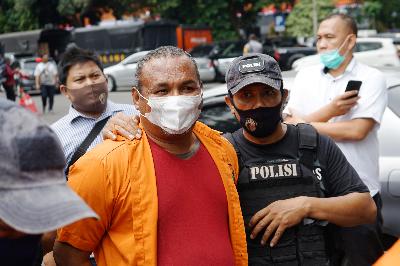 John Kei (tengah) dihadirkan saat rilis kasus premanisme di Polda Metro Jaya, Jakarta, 22 Juni 2020.  TEMPO/Muhammad Hidayat