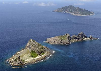 Pulau-pulau yang bersengketa dikenal sebagai Sensaku di Jepang atau Diaoyu di Cina terlihat di Laut Cina Timur. REUTERS/Kyodo